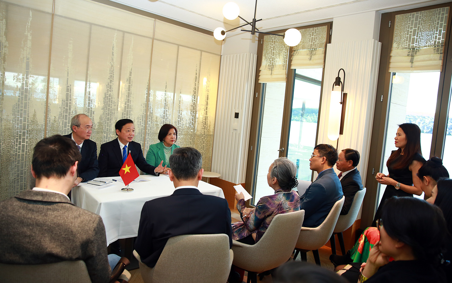 Phó Thủ tướng Trần Hồng Hà gặp mặt cộng đồng người Việt tại Thụy Sĩ - Ảnh 2.