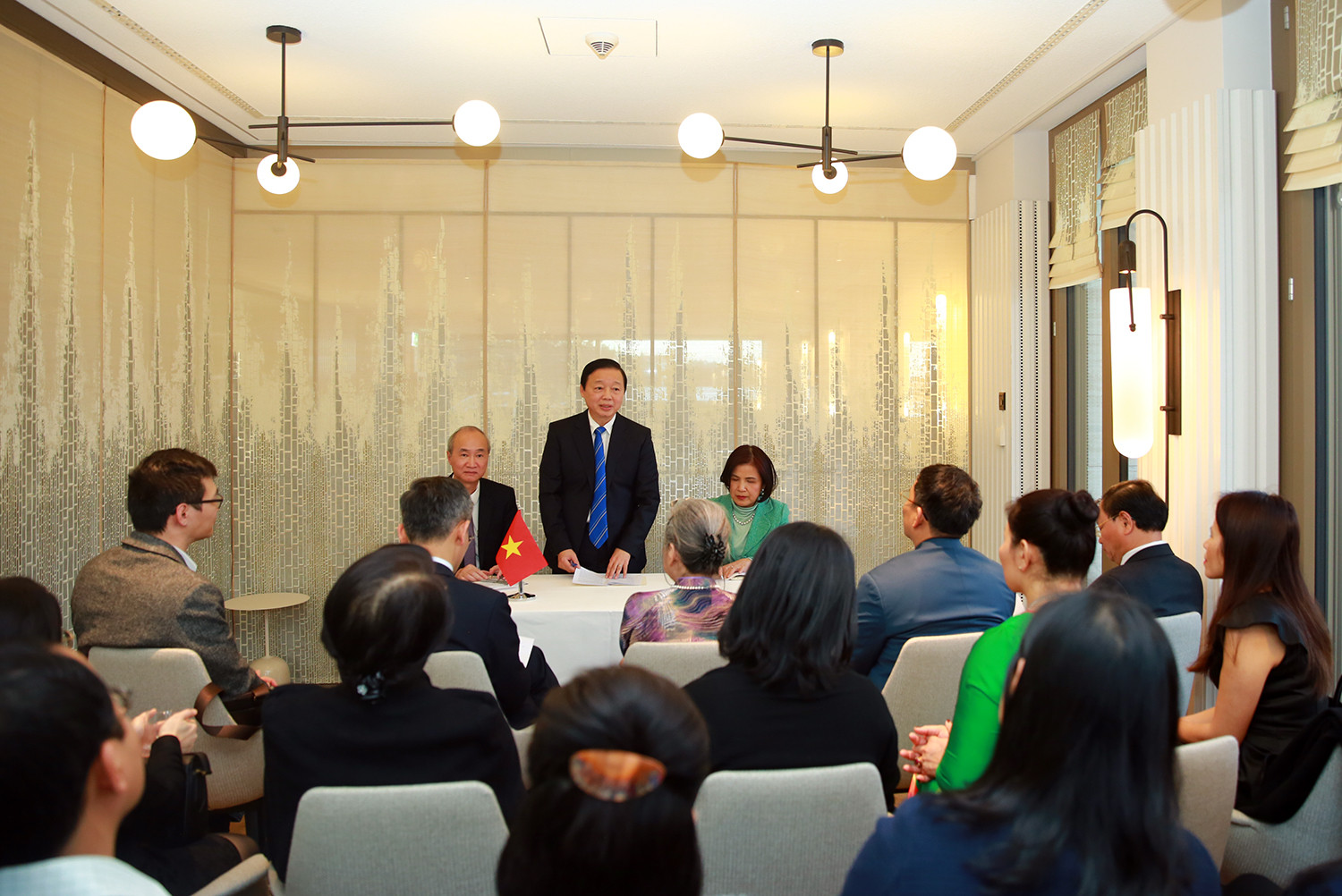 Phó Thủ tướng Trần Hồng Hà gặp mặt cộng đồng người Việt tại Thụy Sĩ - Ảnh 1.