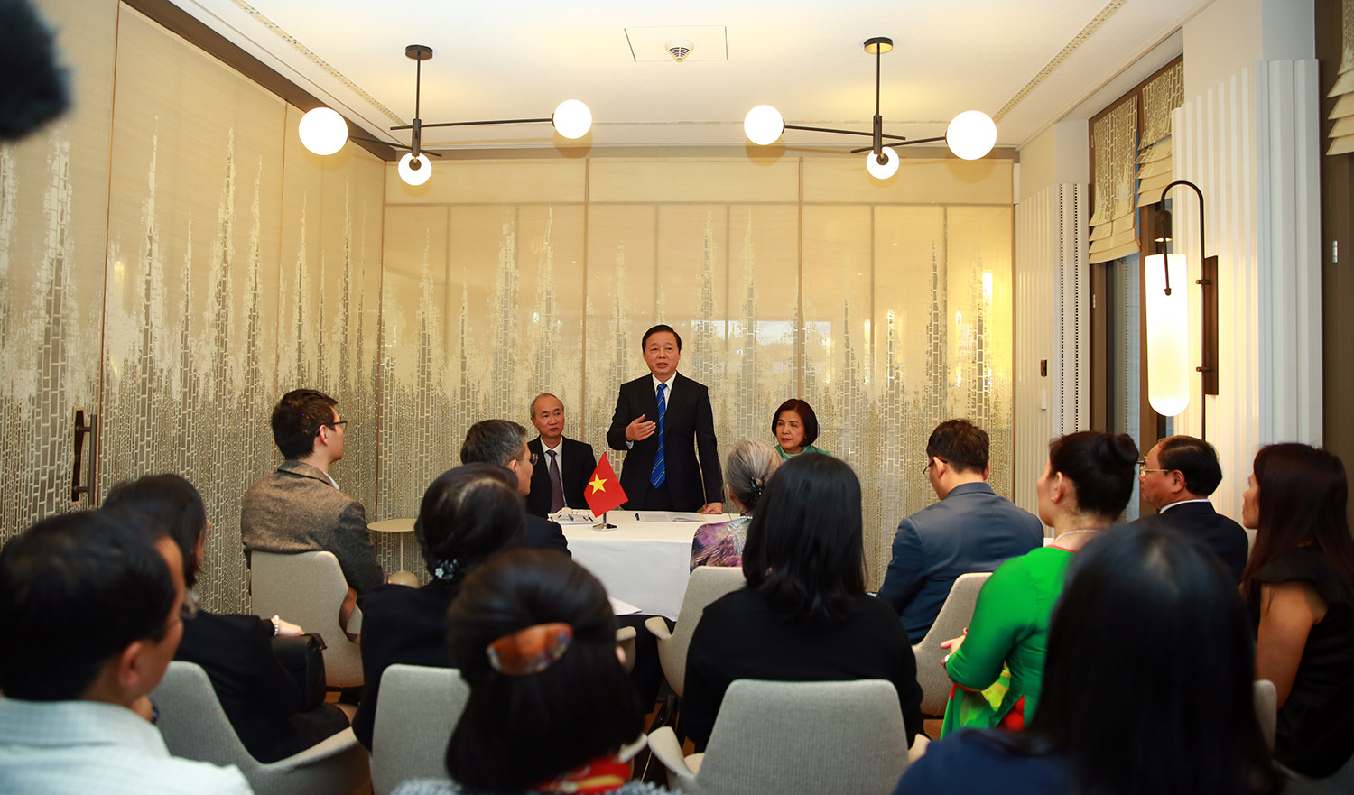 Phó Thủ tướng Trần Hồng Hà gặp mặt cộng đồng người Việt tại Thụy Sĩ - Ảnh 3.