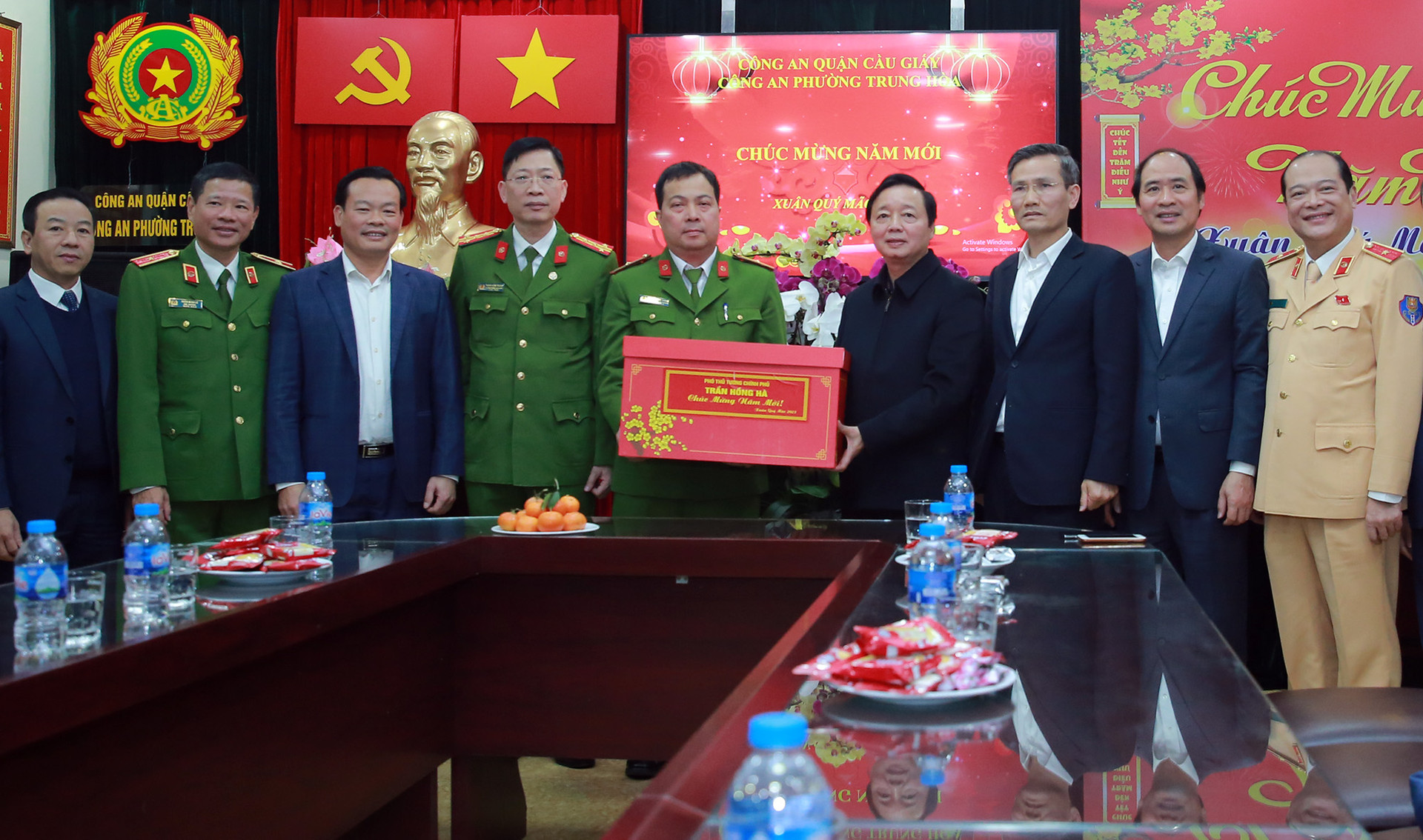 Phó Thủ tướng Trần Hồng Hà thăm, chúc Tết các lực lượng ứng trực đêm Giao thừa - Ảnh 3.