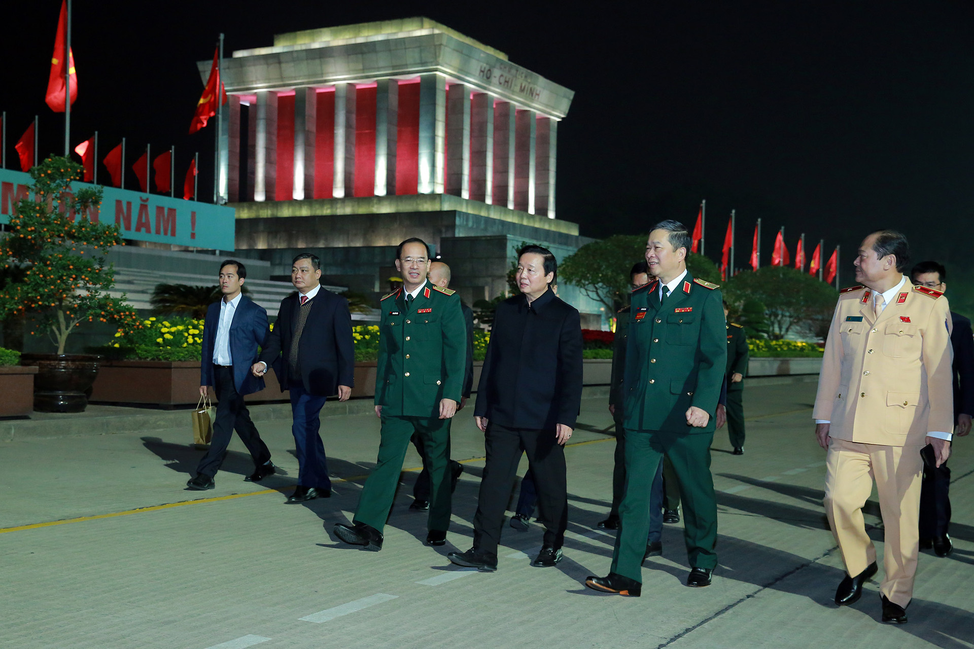 Phó Thủ tướng Trần Hồng Hà thăm, chúc Tết các lực lượng ứng trực đêm Giao thừa - Ảnh 9.
