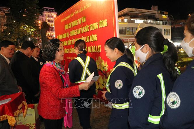 Trưởng ban Tổ chức Trung ương Trương Thị Mai chúc Tết công nhân môi trường Đà Lạt - Ảnh 1.