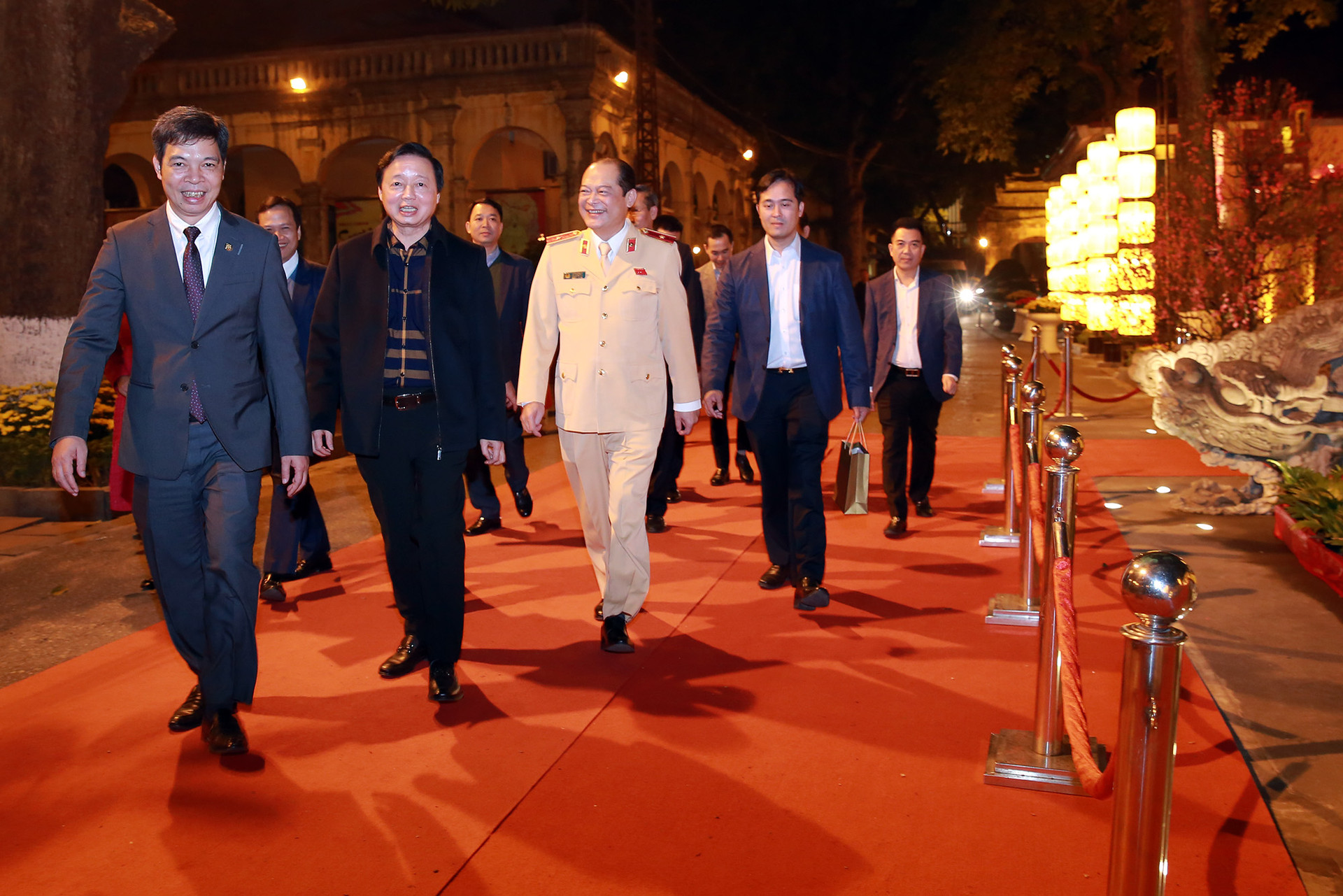Phó Thủ tướng Trần Hồng Hà thăm, chúc Tết các lực lượng ứng trực đêm Giao thừa - Ảnh 7.