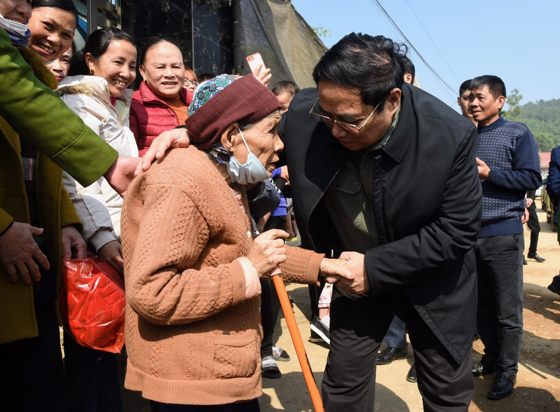 Thủ tướng kiểm tra, đôn đốc dự án cao tốc Tuyên Quang-Phú Thọ, chúc Tết công nhân và người dân khu tái định cư - Ảnh 6.