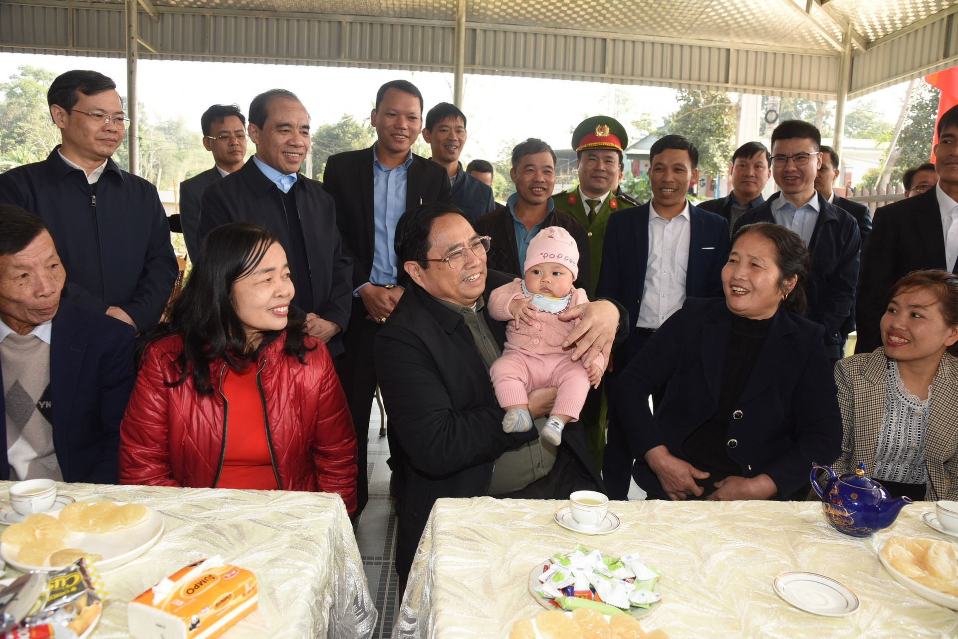 Thủ tướng kiểm tra, đôn đốc dự án cao tốc Tuyên Quang-Phú Thọ, chúc Tết công nhân và người dân khu tái định cư - Ảnh 7.