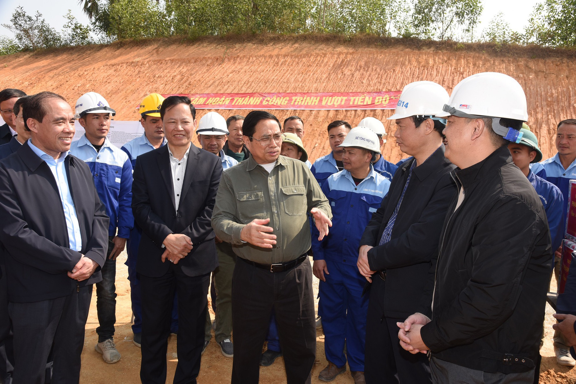 Thủ tướng kiểm tra, đôn đốc dự án cao tốc Tuyên Quang-Phú Thọ, chúc Tết công nhân và người dân khu tái định cư - Ảnh 3.