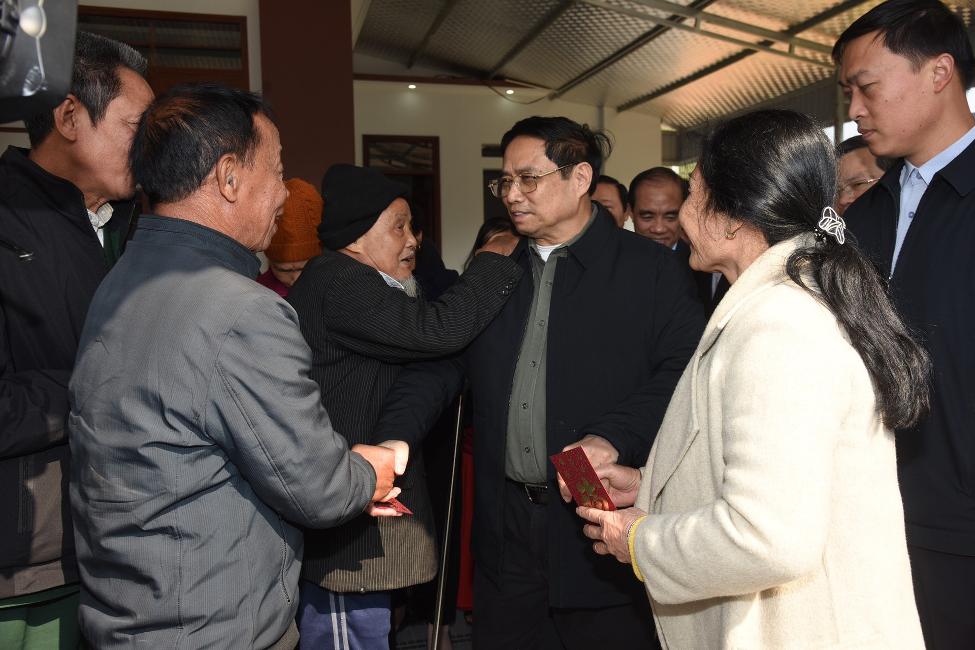 Thủ tướng kiểm tra, đôn đốc dự án cao tốc Tuyên Quang-Phú Thọ, chúc Tết công nhân và người dân khu tái định cư - Ảnh 8.