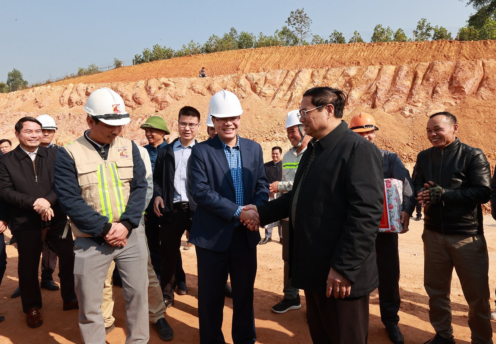 Thủ tướng kiểm tra, đôn đốc dự án cao tốc Tuyên Quang-Phú Thọ, chúc Tết công nhân và người dân khu tái định cư - Ảnh 2.