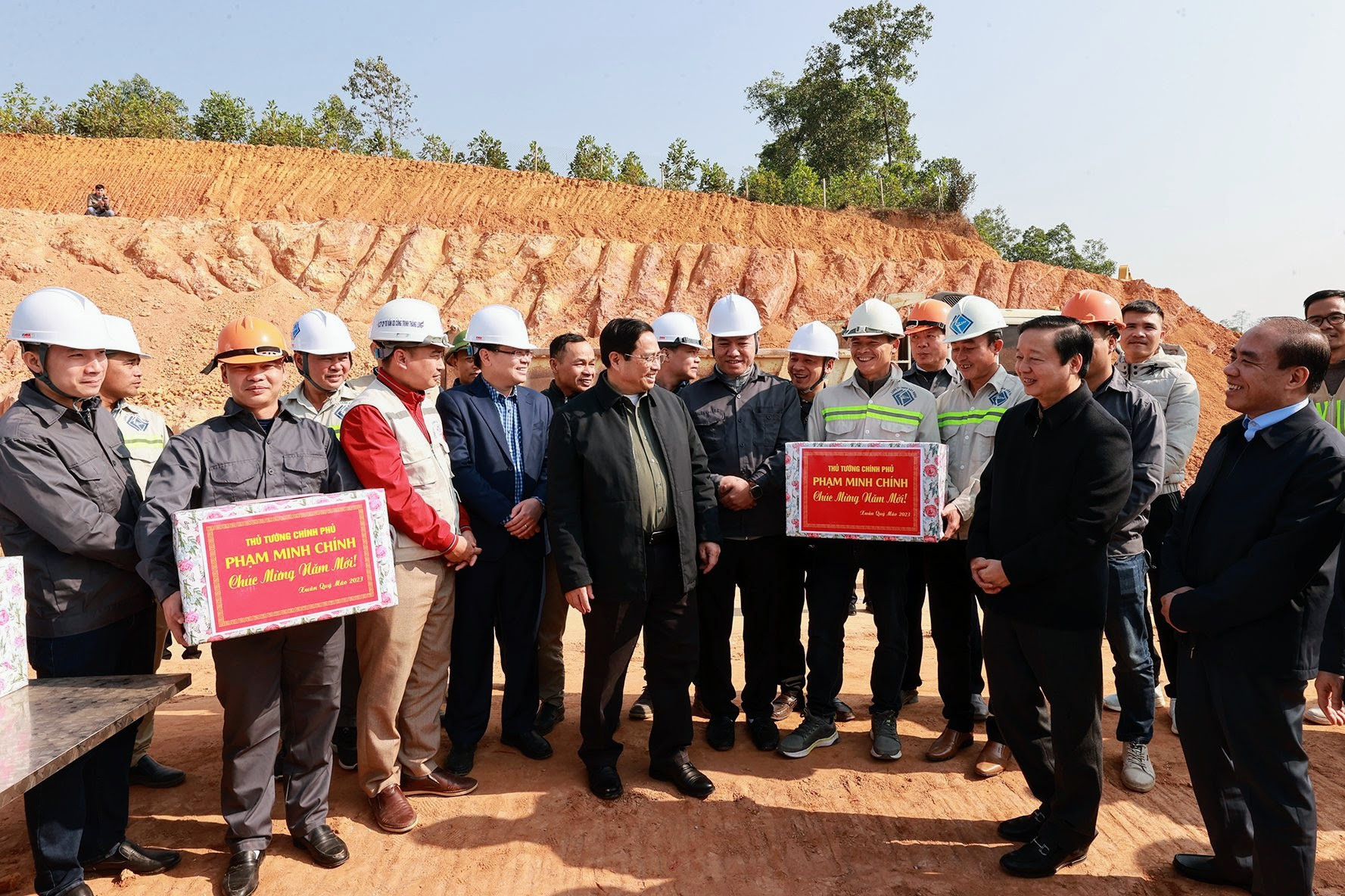 Thủ tướng kiểm tra, đôn đốc dự án cao tốc Tuyên Quang-Phú Thọ, chúc Tết công nhân và người dân khu tái định cư - Ảnh 9.