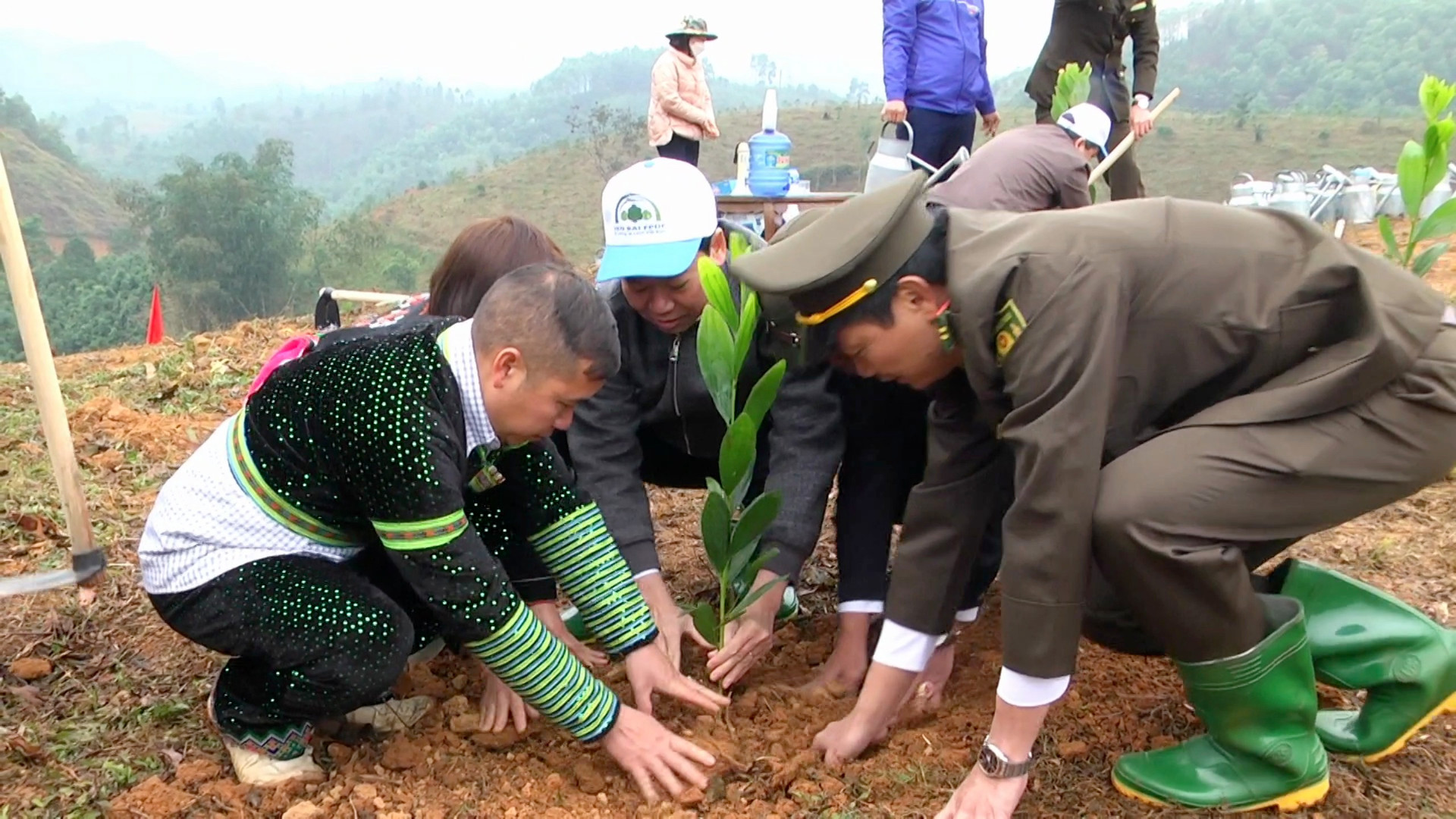 Yên Bái: Hưởng ứng Tết trồng cây xuân Quý Mão 2023 tại huyện Văn Chấn