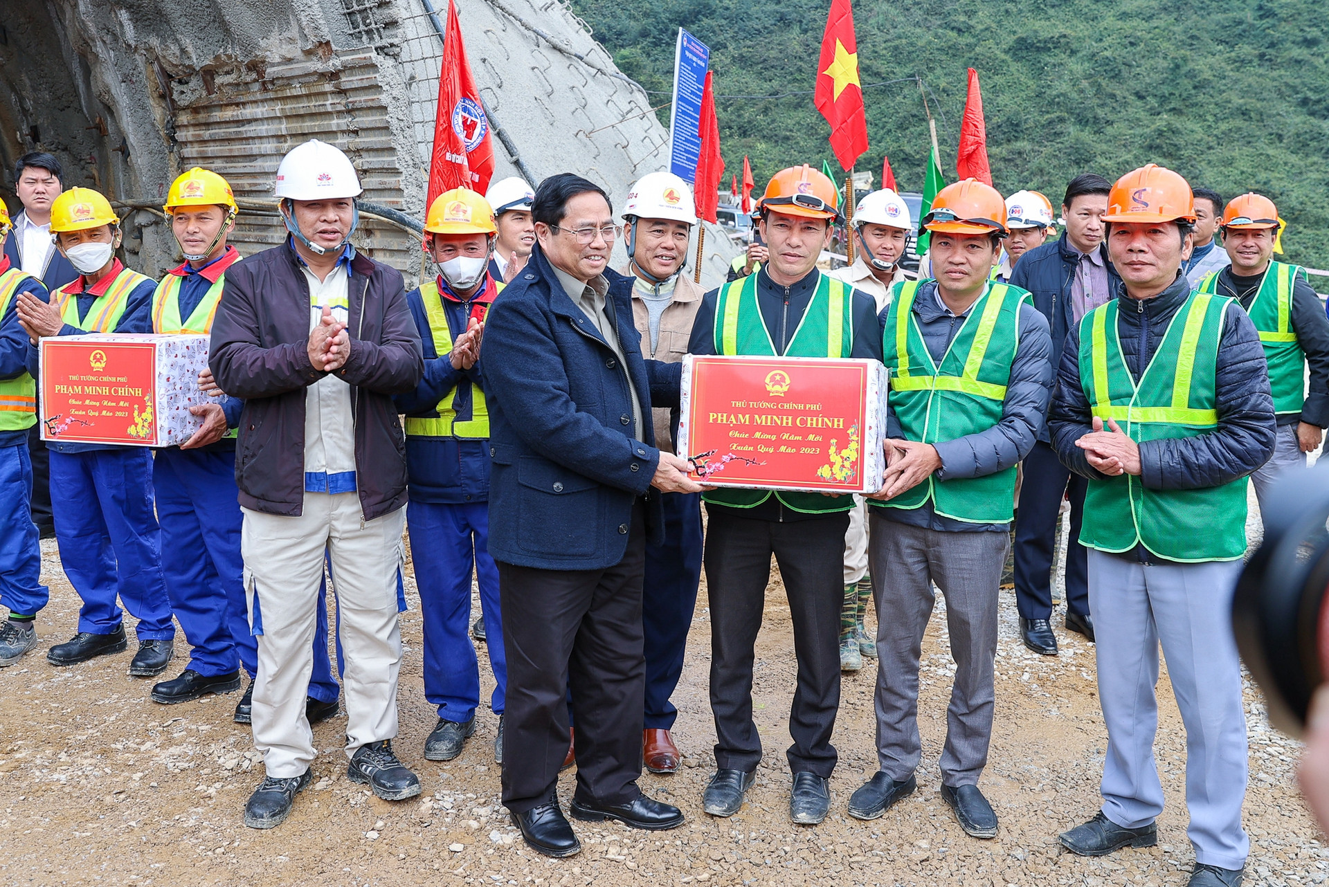 Thủ tướng kiểm tra dự án cao tốc Diễn Châu-Bãi Vọt, thị sát thi công hầm Thần Vũ - Ảnh 6.