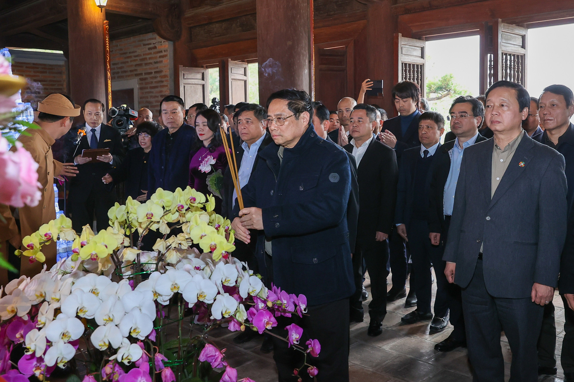 Thủ tướng dâng hương tưởng niệm Chủ tịch Hồ Chí Minh tại Khu Di tích quốc gia đặc biệt Kim Liên - Ảnh 1.