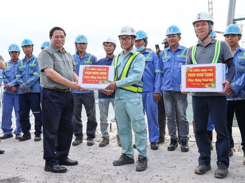 Thủ tướng đôn đốc các dự án cao tốc ĐBSCL, lần thứ 3 thị sát công trường cầu Mỹ Thuận 2 - Ảnh 3.