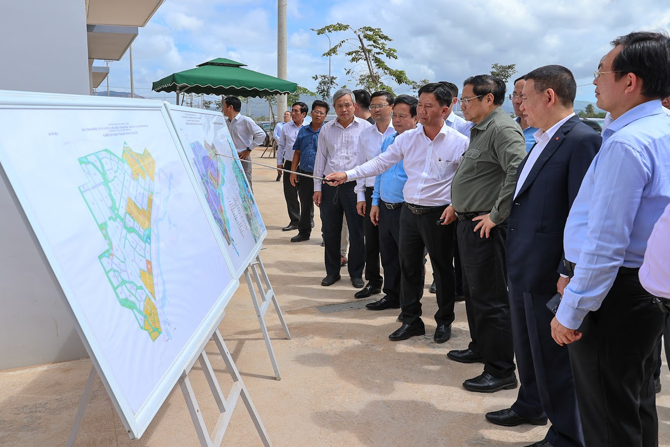 Thủ tướng khảo sát một số dự án hạ tầng, công nghiệp lớn và mô hình nhà thu nhập thấp tại Bình Định - Ảnh 10.
