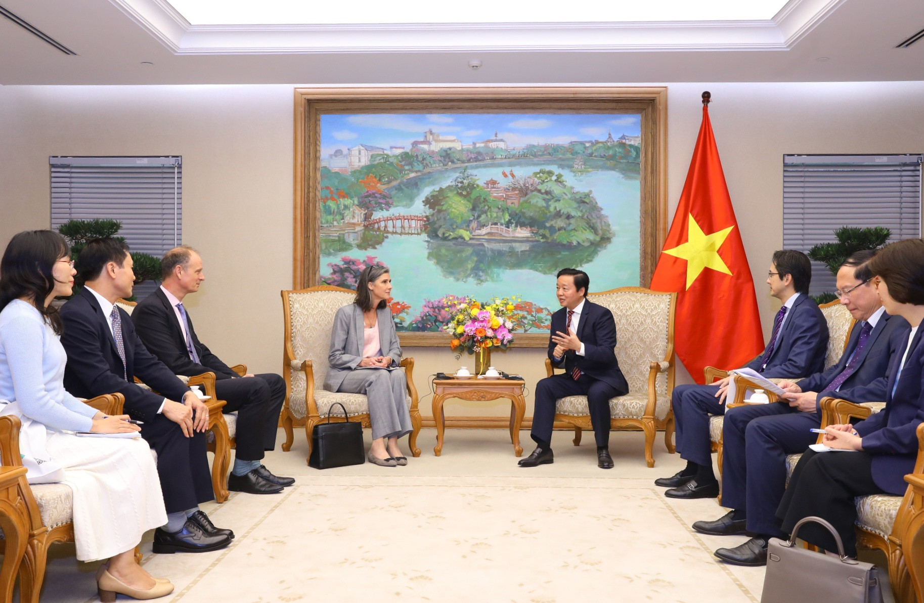 Phó Thủ tướng Trần Hồng Hà tiếp Trưởng đại diện UNDP, Giám đốc USAID tại Việt Nam - Ảnh 2.