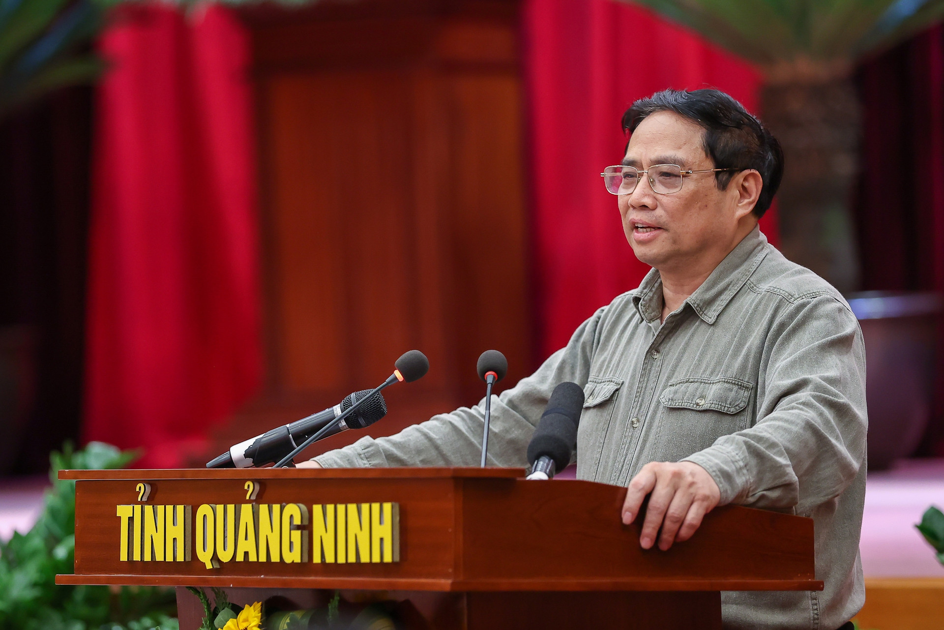 Thủ tướng: Quảng Ninh phải vươn lên tầm cao mới, phát triển giàu có và sạch đẹp - Ảnh 4.
