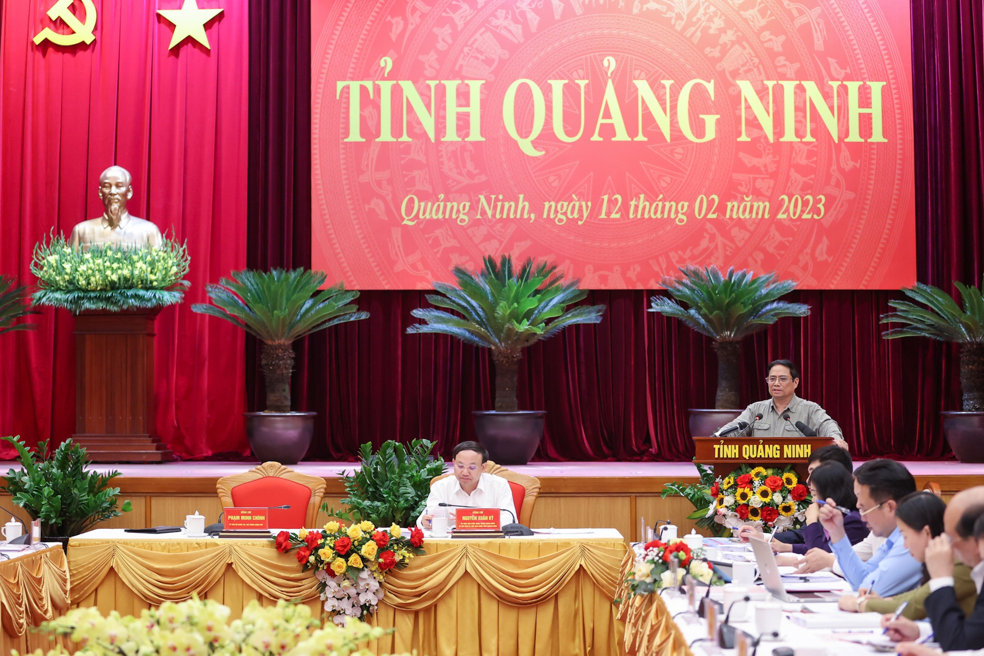 Thủ tướng: Quảng Ninh phải vươn lên tầm cao mới, phát triển giàu có và sạch đẹp - Ảnh 1.