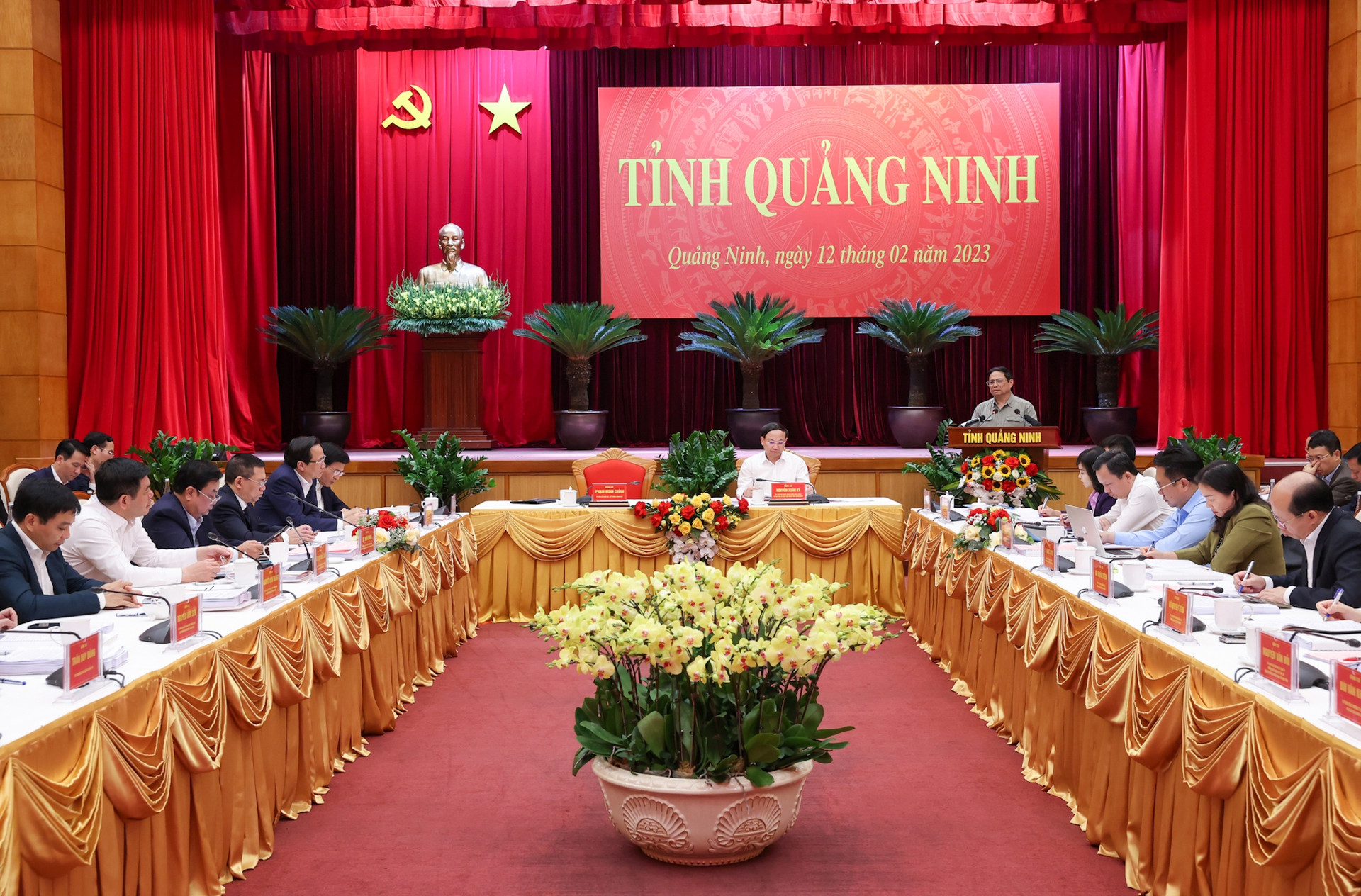 Thủ tướng: Quảng Ninh phải vươn lên tầm cao mới, phát triển giàu có và sạch đẹp - Ảnh 5.