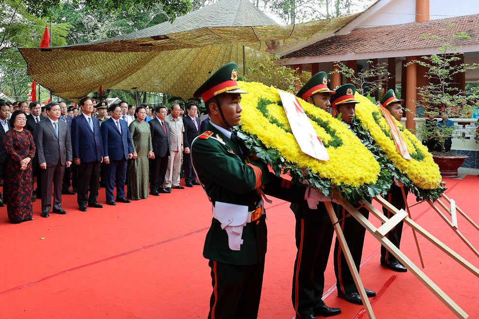 Thủ tướng Phạm Minh Chính dâng hương tưởng niệm đồng chí Huỳnh Tấn Phát - Ảnh 1.