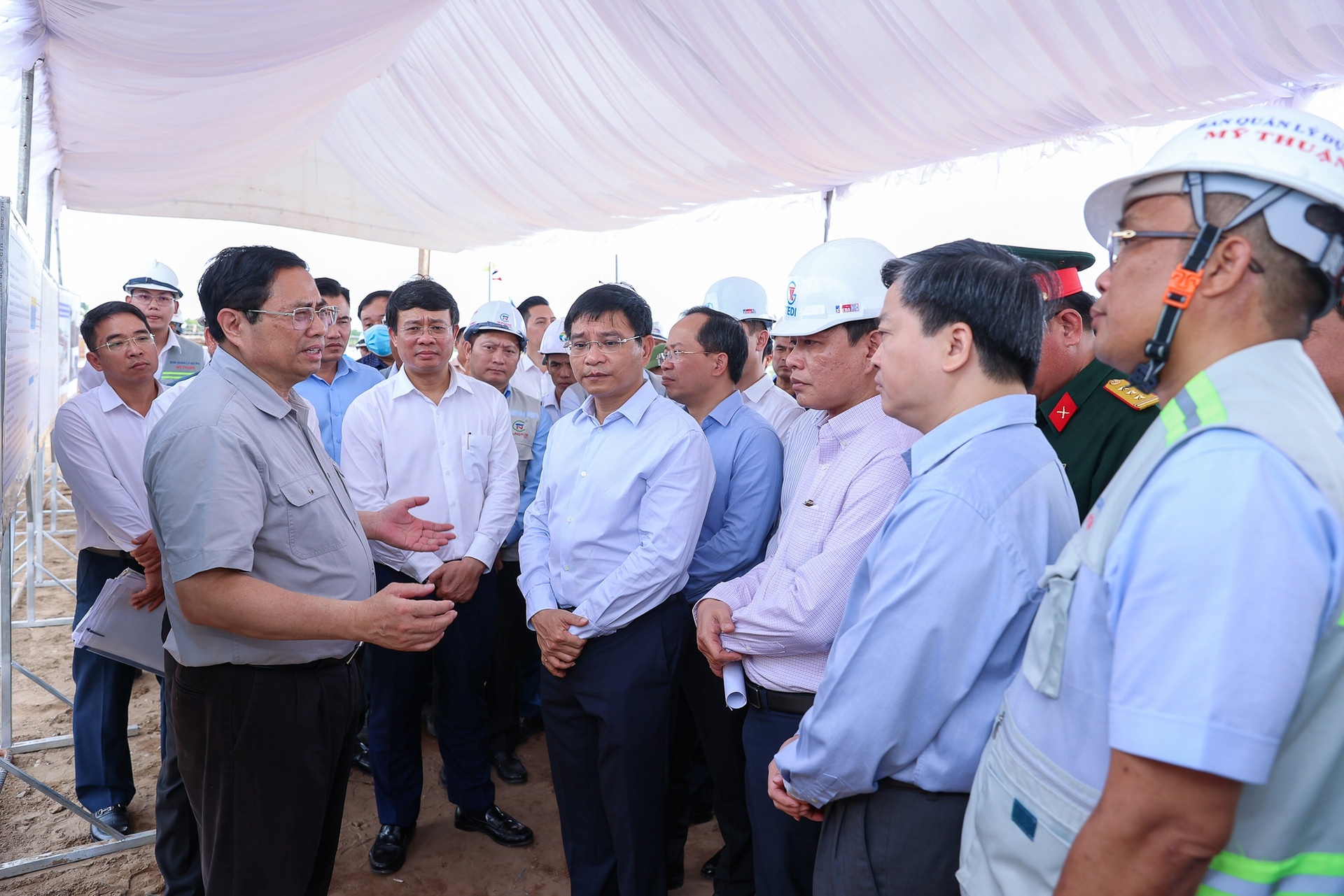 Thủ tướng chấn chỉnh khâu GPMB, đôn đốc dự án cầu Rạch Miễu 2 và khảo sát tuyến đường ven biển Bến Tre - Ảnh 4.