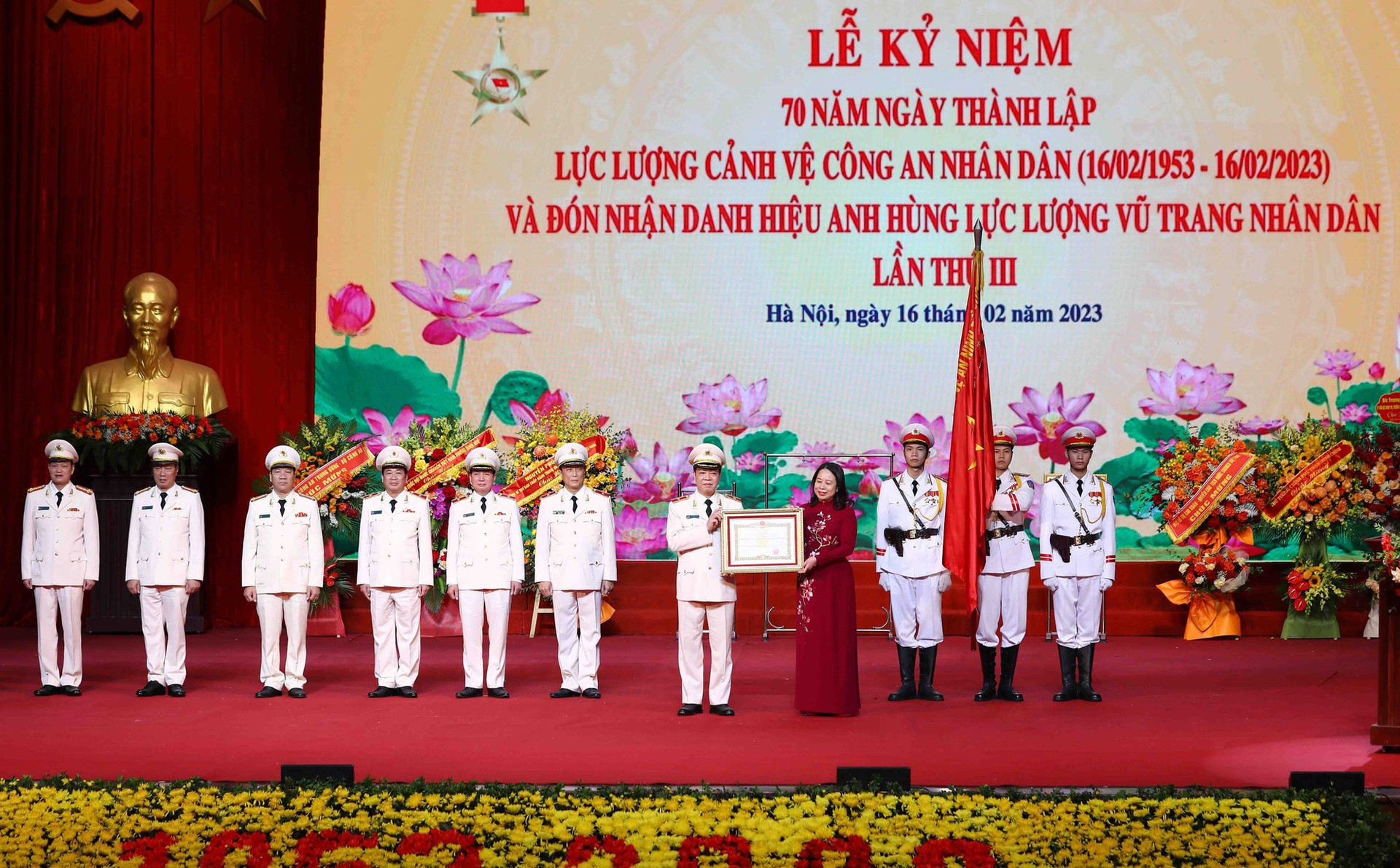 Quyền Chủ tịch nước trao danh hiệu Anh hùng LLVTND cho Bộ Tư lệnh cảnh vệ - Ảnh 1.