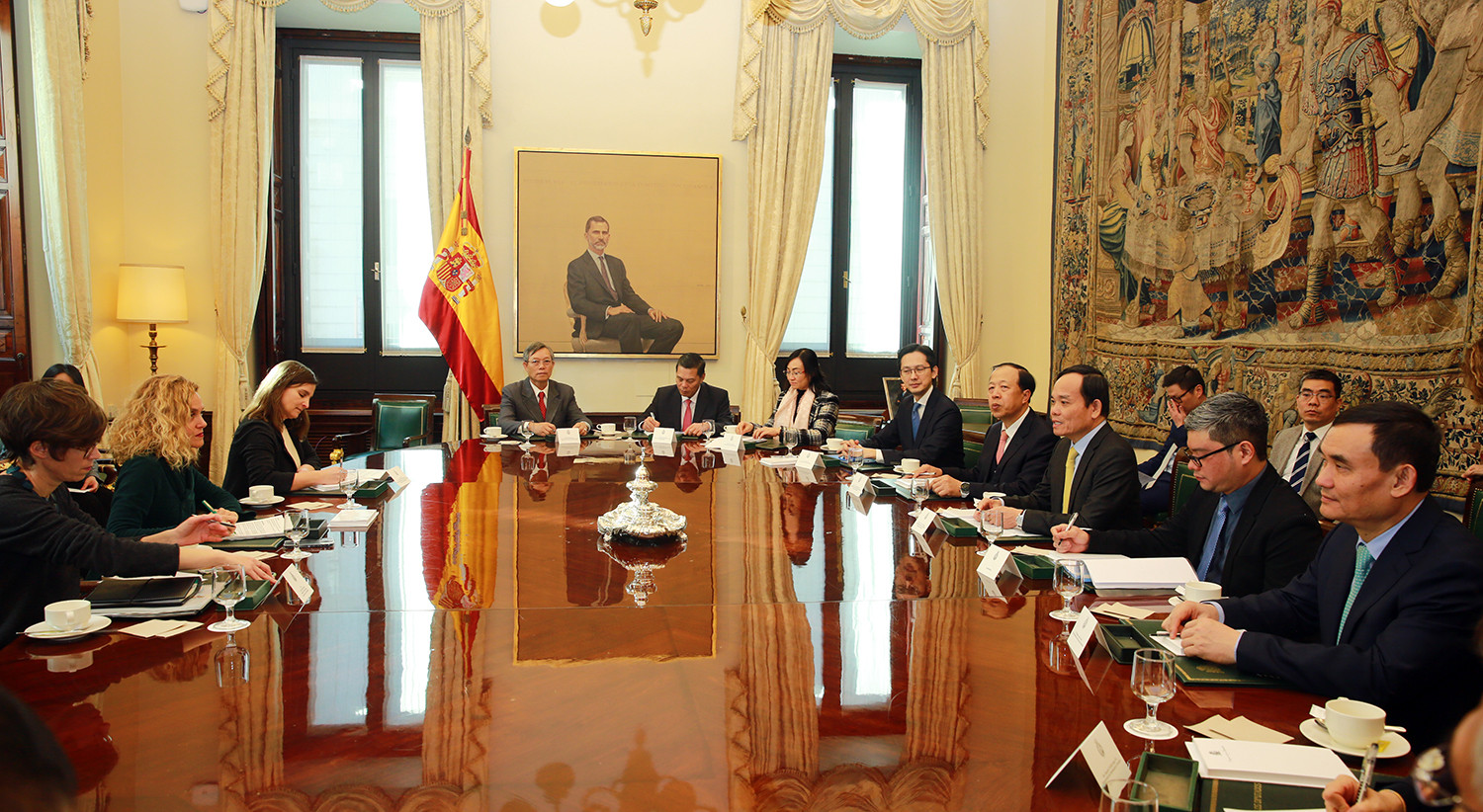 Phó Thủ tướng Trần Lưu Quang hội kiến Chủ tịch Hạ viện Tây Ban Nha, gặp gỡ thân mật kiều bào - Ảnh 3.