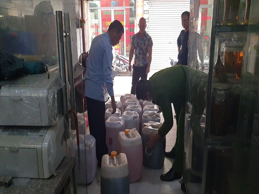 Cảnh sát môi trường Hà Nội thu giữ hơn 500 lít rượu không rõ nguồn gốc 