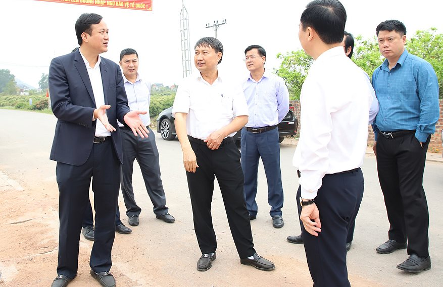Phó Chủ tịch UBND tỉnh Bắc Giang Lê Ô Pích kiểm tra tiến độ thực hiện công tác xây dựng nông thôn mới 