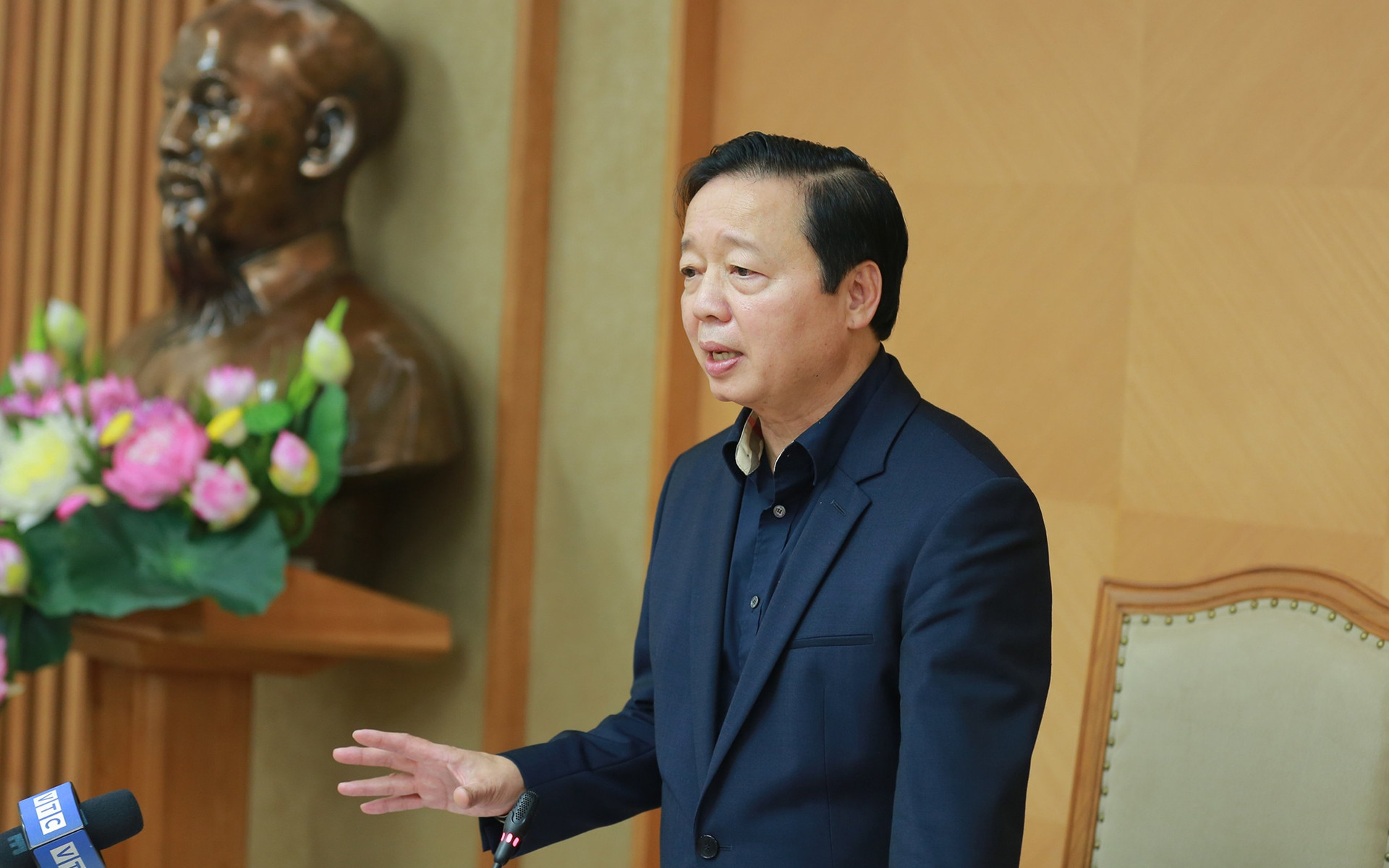 Phó Thủ tướng Trần Hồng Hà nghe báo cáo về Đề án Đầu tư xây dựng ít nhất 1 triệu căn hộ nhà ở xã hội