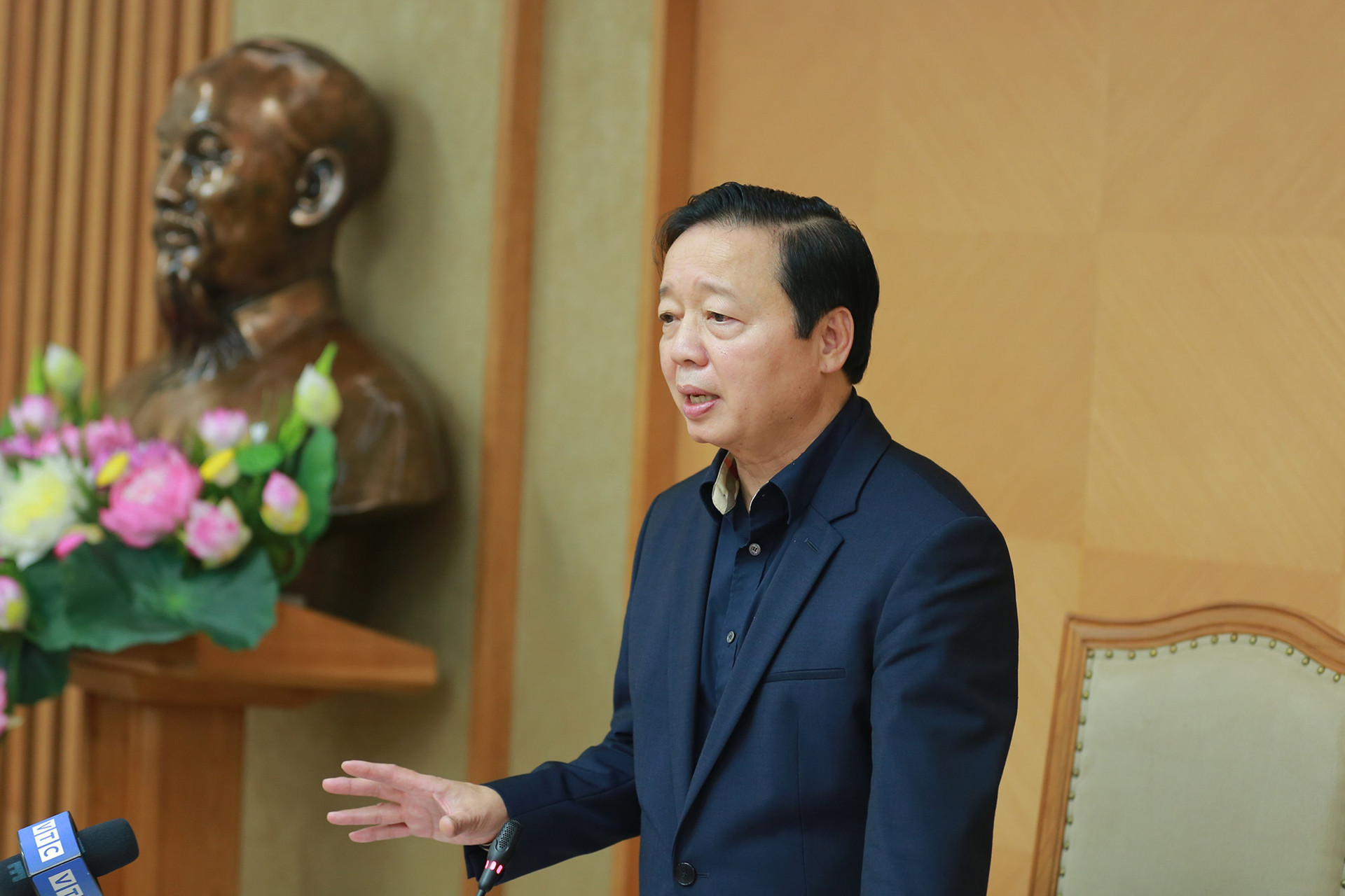 Phó Thủ tướng Trần Hồng Hà nghe báo cáo về Đề án Đầu tư xây dựng ít nhất 1 triệu căn hộ nhà ở xã hội - Ảnh 1.
