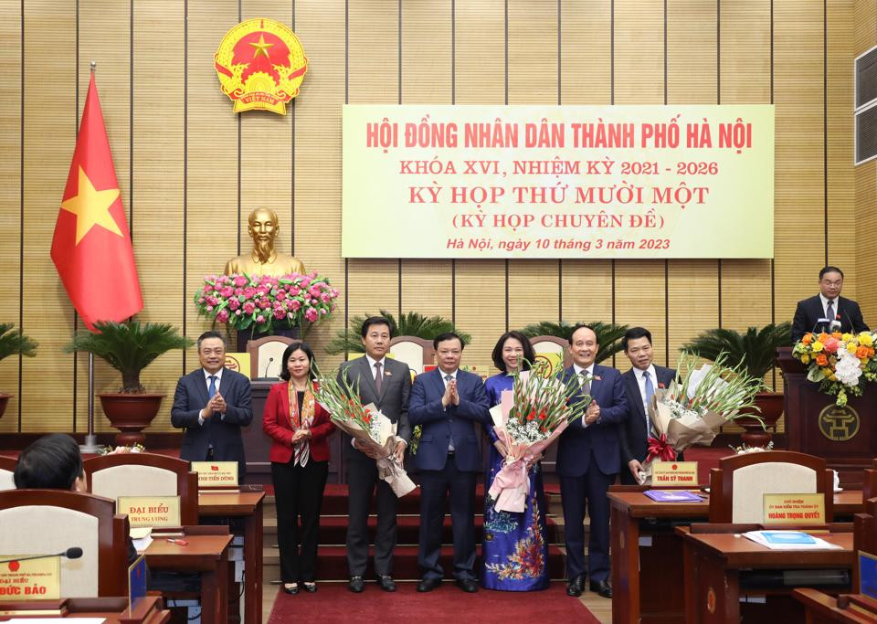 Lãnh đạo TP Hà Nội chúc mừng tân Phó Chủ tịch UBND TP  Vũ Thu Hà và các Ủy viên UBND TP. 