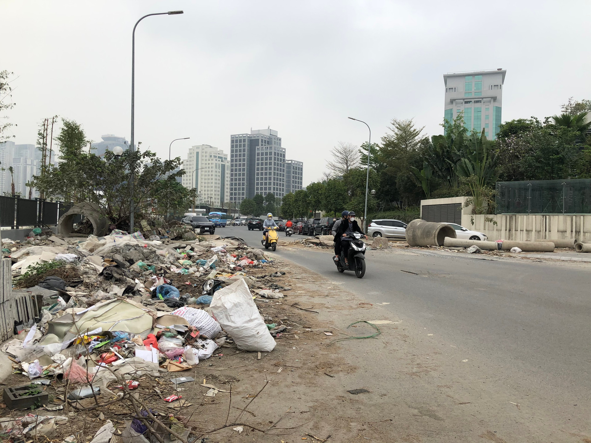 Bãi tập kết rác khổng lồ giữa Thủ đô