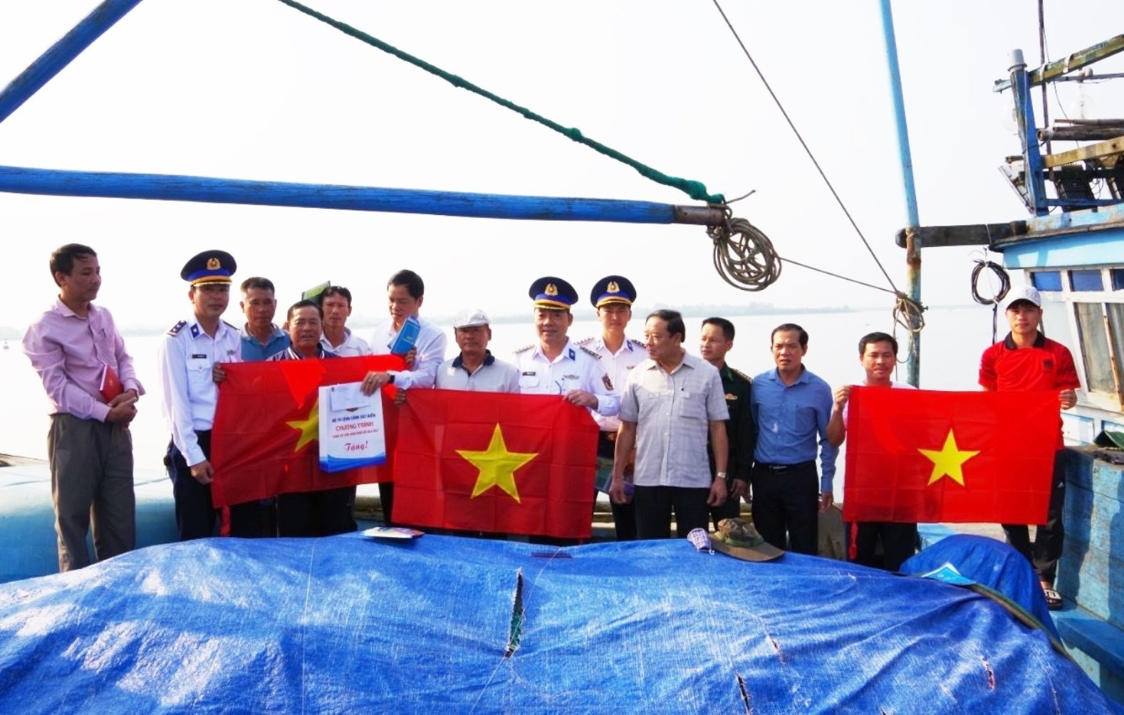 Cảnh sát biển tuyên truyền chống khai thác thủy sản bất hợp pháp cho ngư dân Quảng Trị