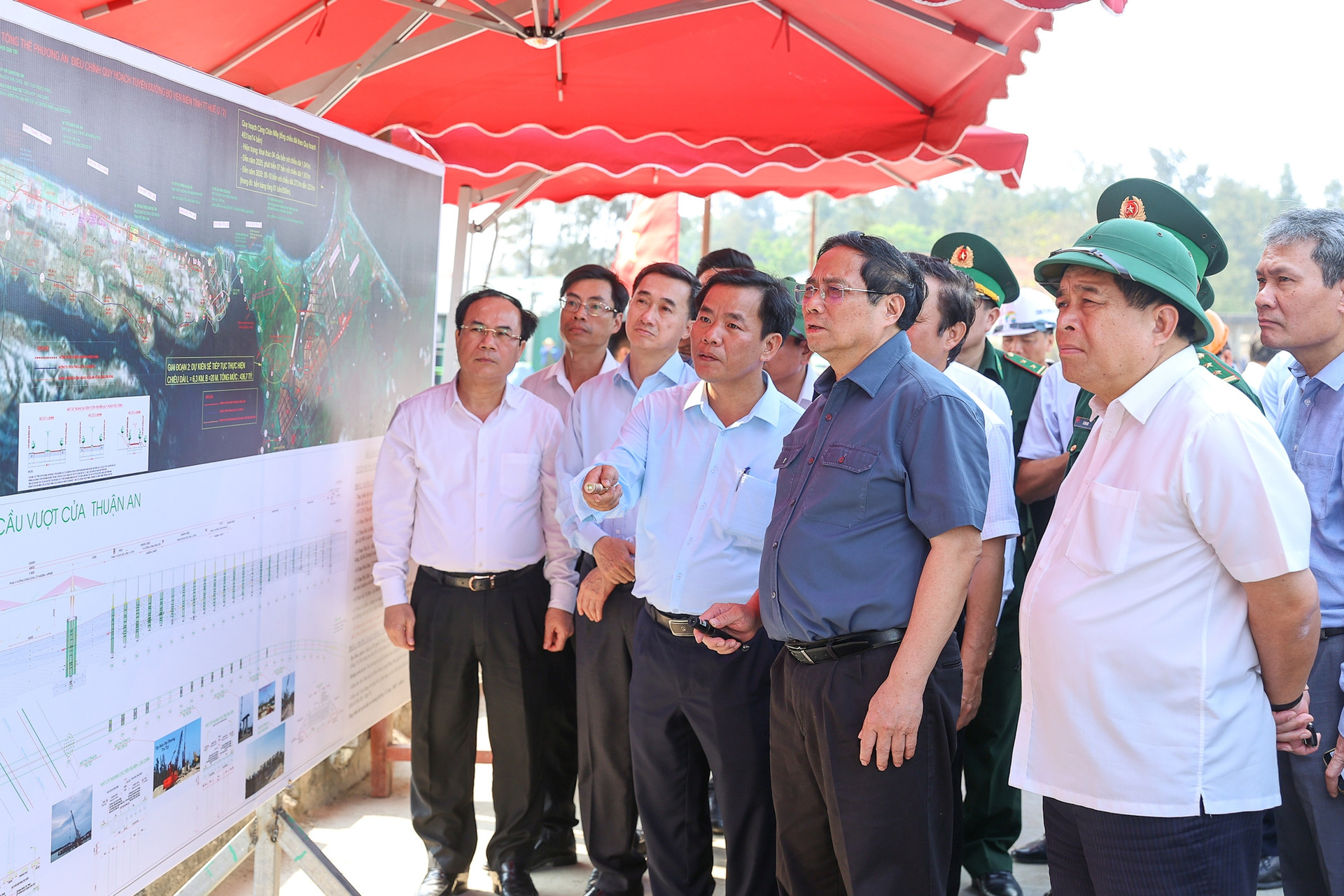Thủ tướng kiểm tra tiến độ cầu vượt cửa biển Thuận An; thăm Bảo tàng Cổ vật cung đình Huế - Ảnh 1.