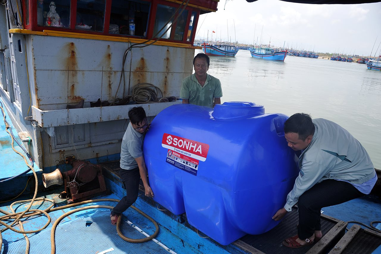 Ngư dân Phú Yên hân hoan nhận bồn chứa nước ngọt phục vụ đi biển