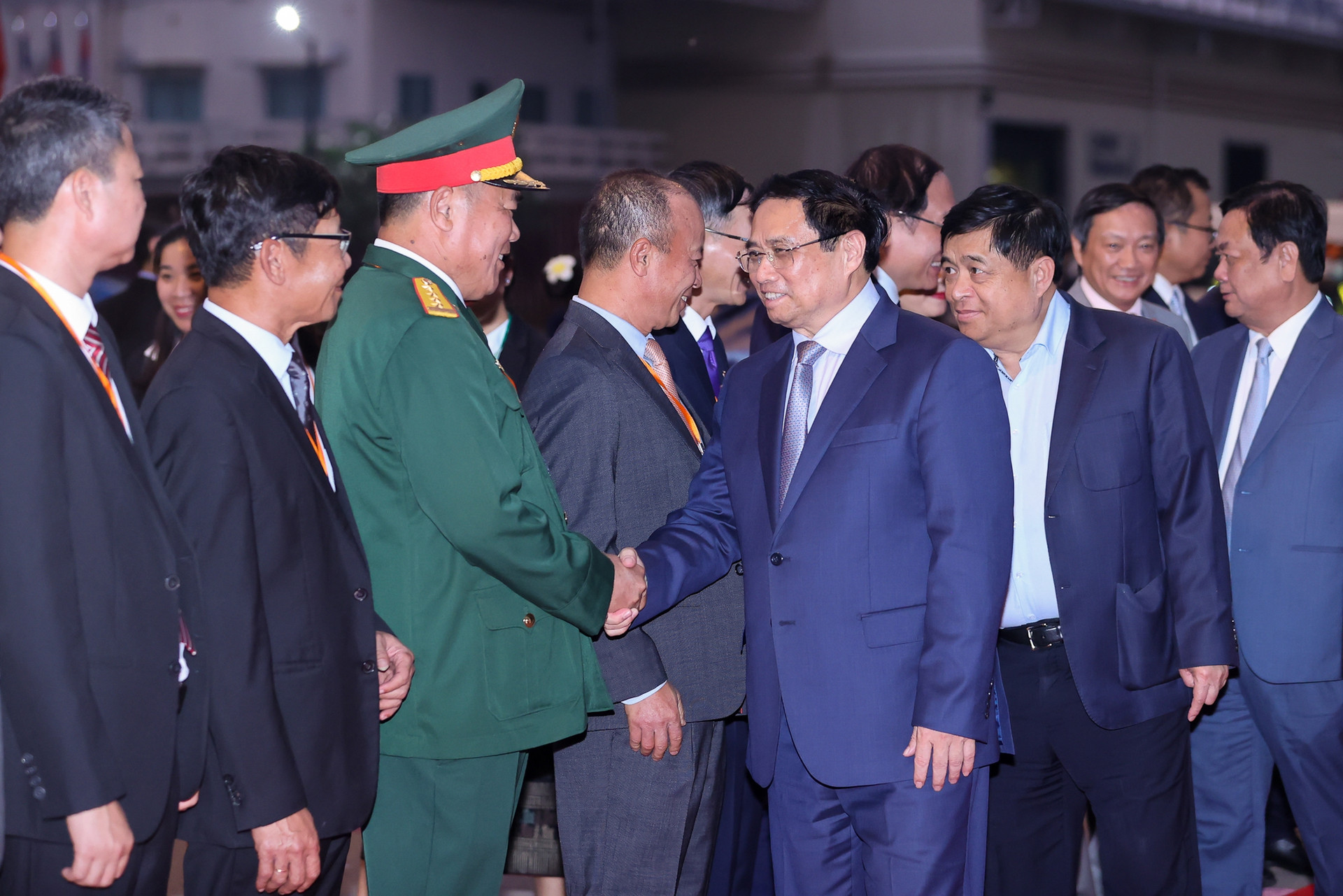 Thủ tướng tới Thủ đô Vientiane (Lào) dự Hội nghị cấp cao Ủy hội sông Mekong quốc tế   - Ảnh 5.