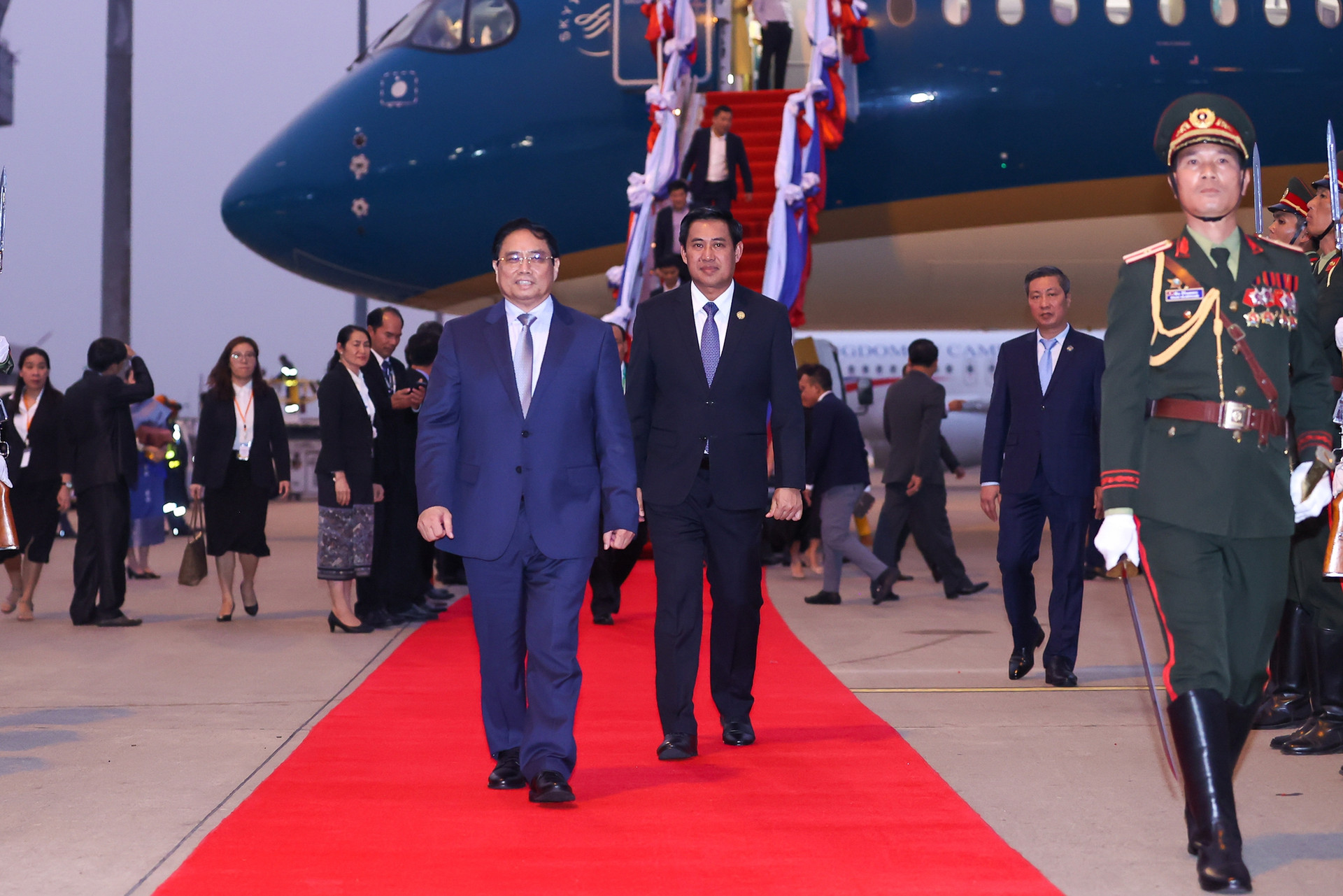 Thủ tướng tới Thủ đô Vientiane (Lào) dự Hội nghị cấp cao Ủy hội sông Mekong quốc tế   - Ảnh 1.