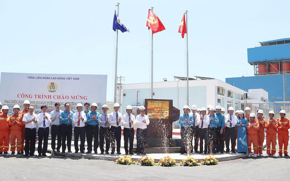 Gắn biển công trình Trạm biến áp 500kV Vân Phong, chào mừng Đại hội XIII Công đoàn Việt Nam