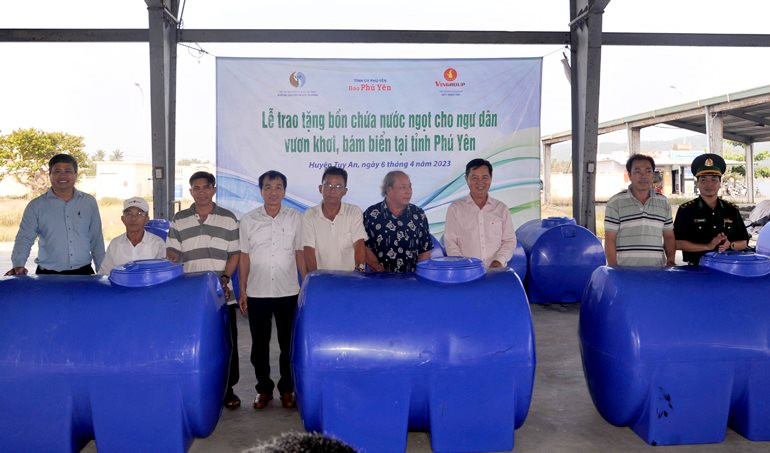 Báo TN&MT trao tặng 200 bồn chứa nước ngọt cho ngư dân thị xã Đông Hòa và huyện Tuy An (Phú Yên) vươn khơi bám biển