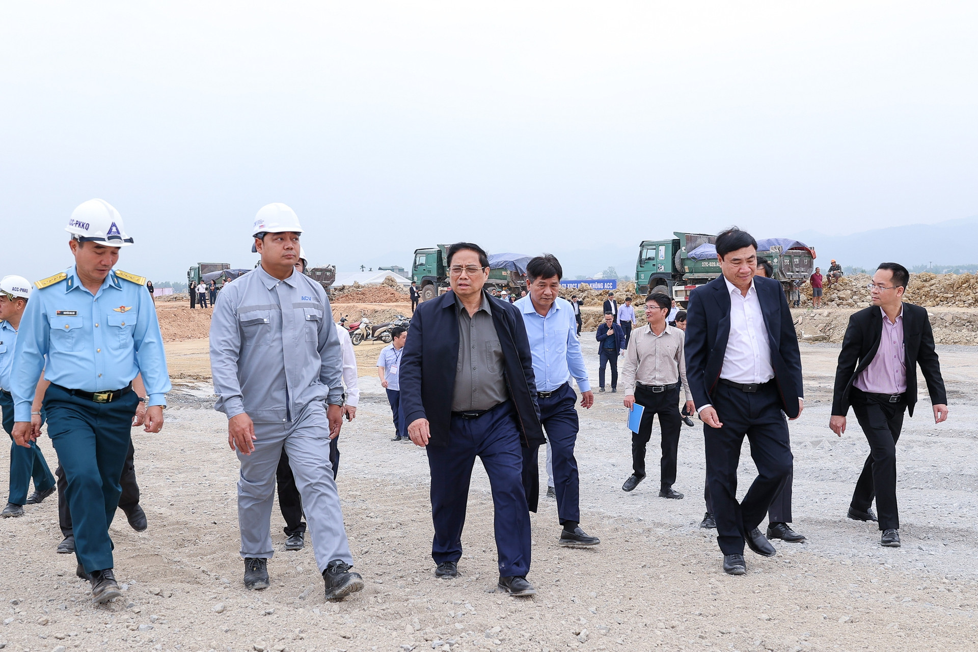 Thủ tướng kiểm tra công trường mở rộng sân bay Điện Biên và một số công trình trọng điểm - Ảnh 1.
