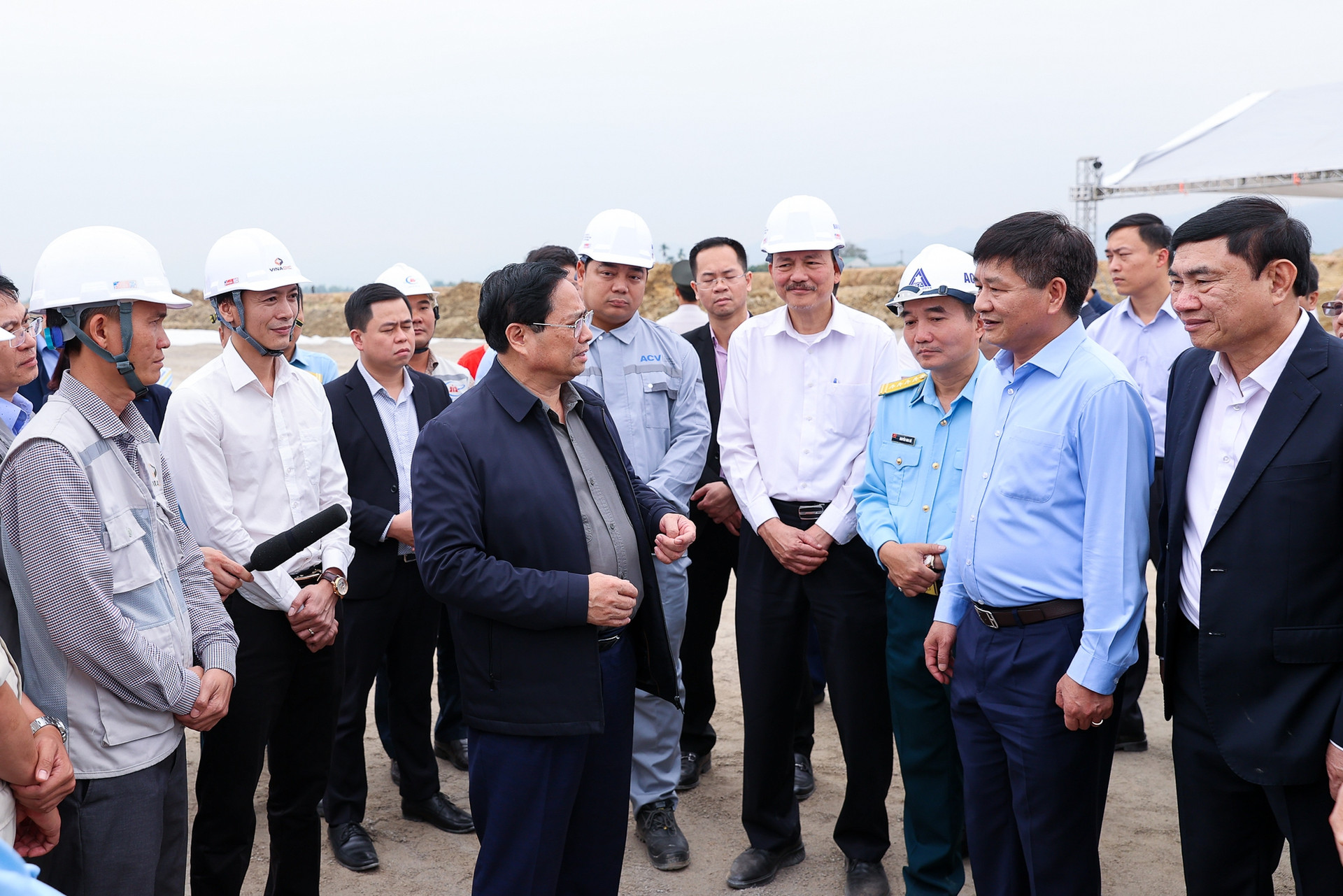 Thủ tướng kiểm tra công trường mở rộng sân bay Điện Biên và một số công trình trọng điểm - Ảnh 3.