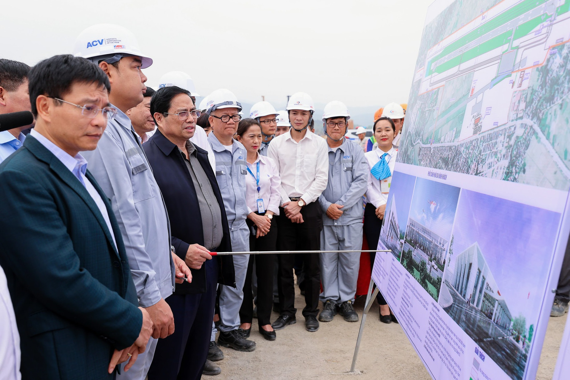 Thủ tướng kiểm tra công trường mở rộng sân bay Điện Biên và một số công trình trọng điểm - Ảnh 2.