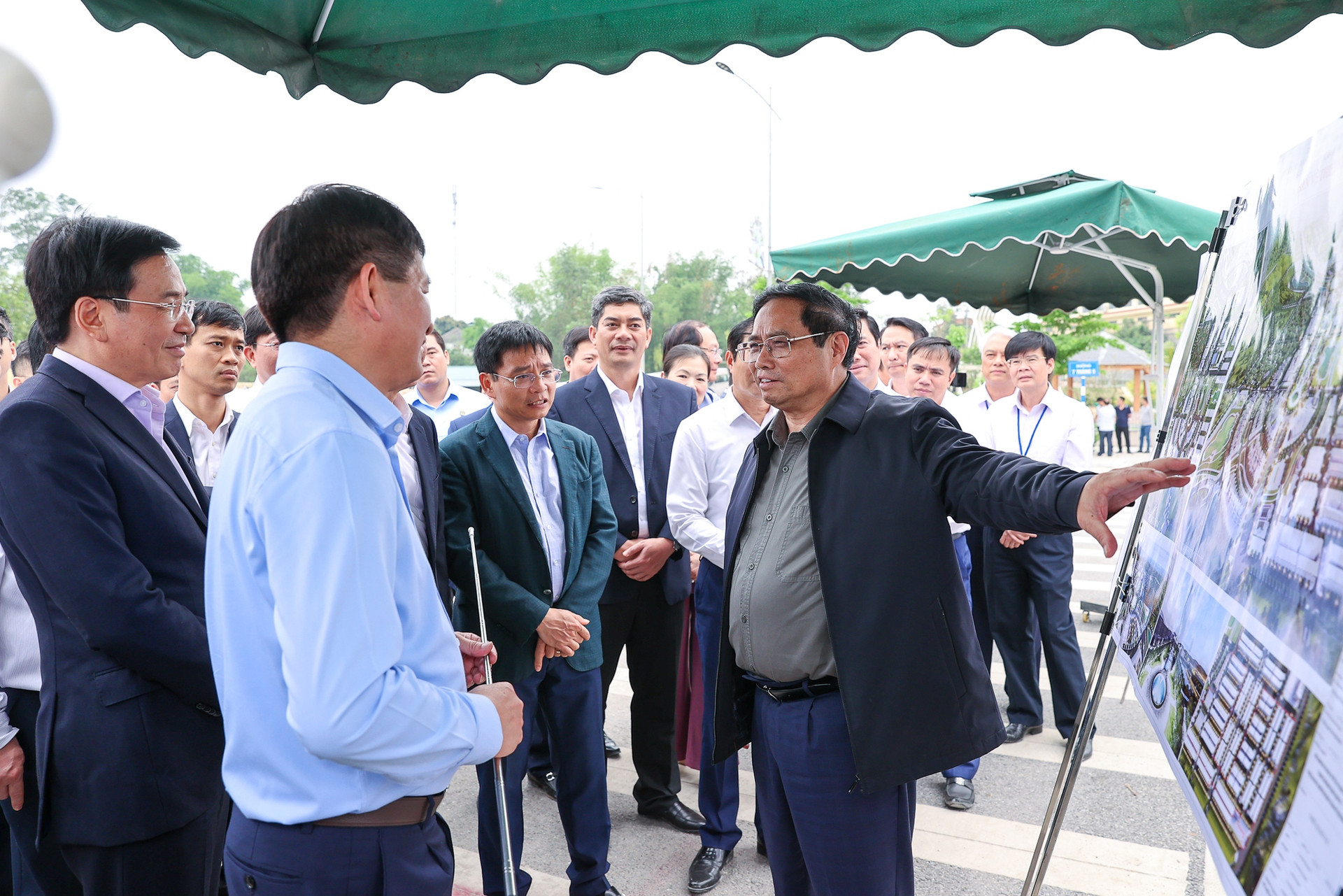 Thủ tướng kiểm tra công trường mở rộng sân bay Điện Biên và một số công trình trọng điểm - Ảnh 8.