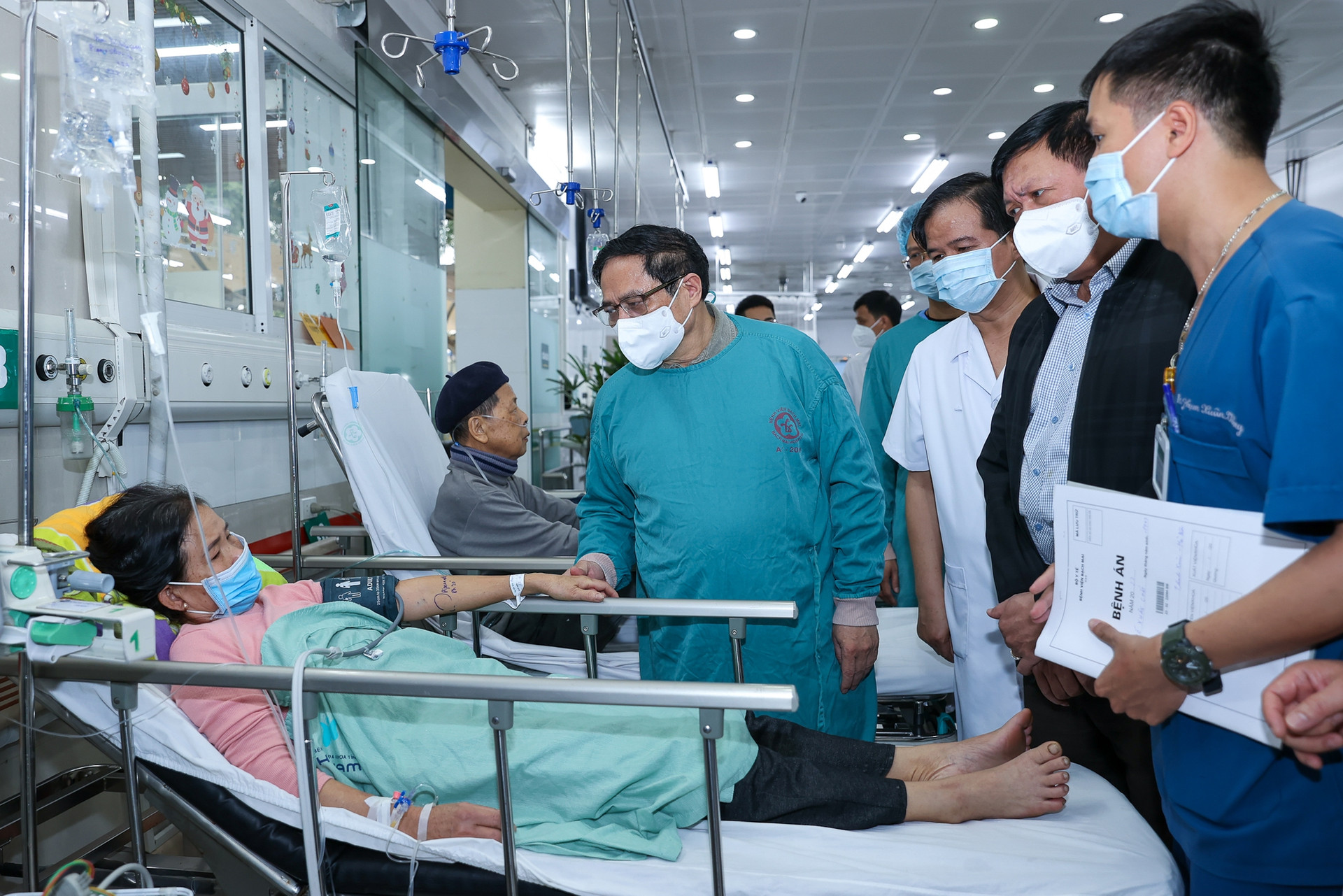 Thủ tướng kiểm tra đột xuất nhiều bệnh viện tuyến cuối, chỉ đạo nhiều vấn đề cấp bách - Ảnh 4.