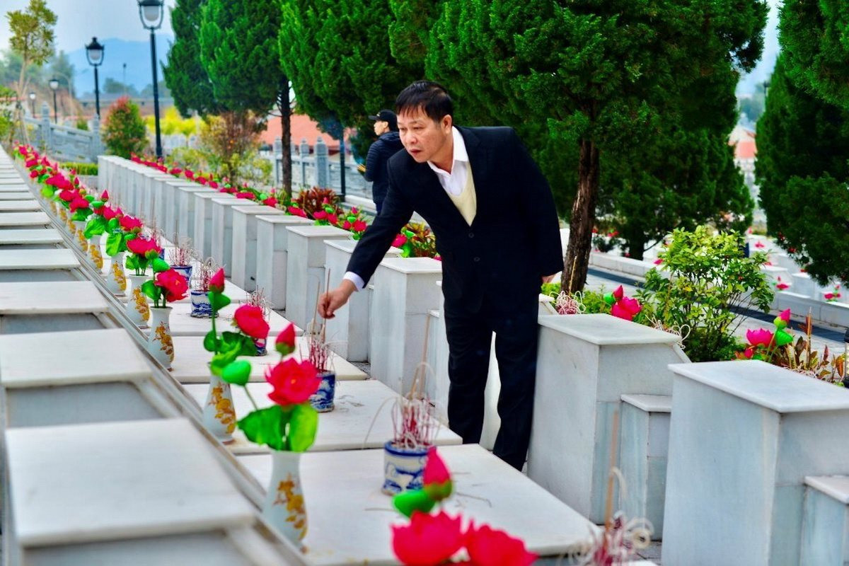 Viếng Nghĩa trang liệt sỹ Vị Xuyên ngày đầu năm mới