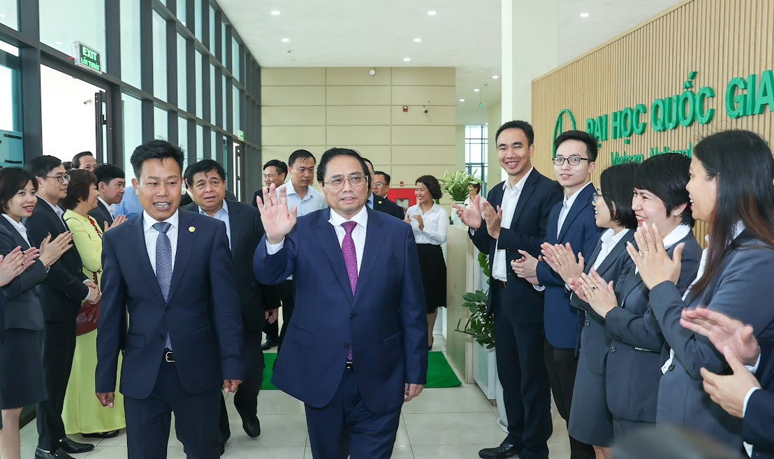 Thủ tướng gửi thông điệp quan trọng về đào tạo nhân lực khi tới thăm trụ sở mới của ĐHQG Hà Nội - Ảnh 1.
