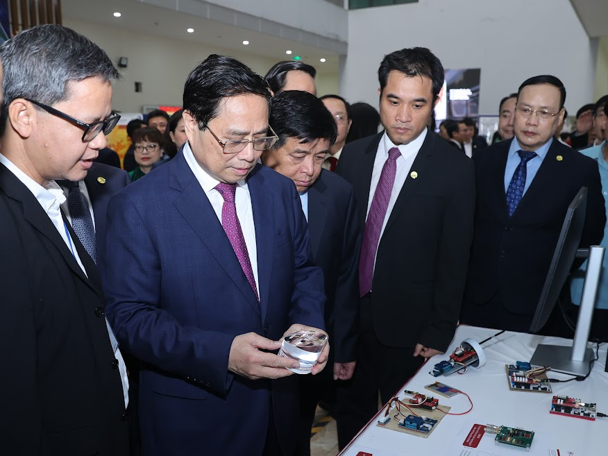 Thủ tướng gửi thông điệp quan trọng về đào tạo nhân lực khi tới thăm trụ sở mới của ĐHQG Hà Nội - Ảnh 5.