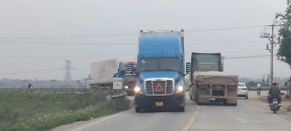 Đường nối Nghệ An – Hà Tĩnh: Biển hạn chế tải trọng bỗng dưng “biến mất”, xe tải “khủng” được dịp tung hoành