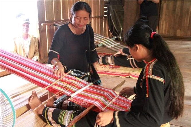 Giữ nghề dệt thổ cẩm Tây Nguyên
