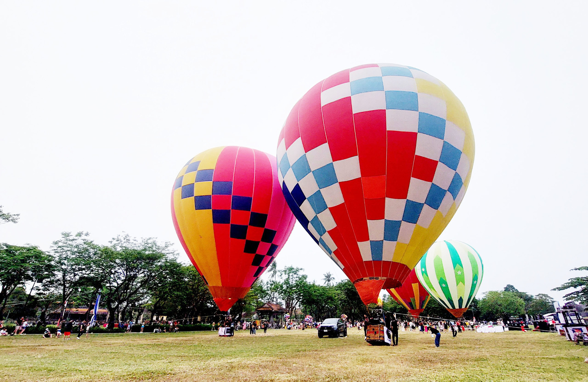 Rực rỡ sắc màu khinh khí cầu tại Cố đô Huế